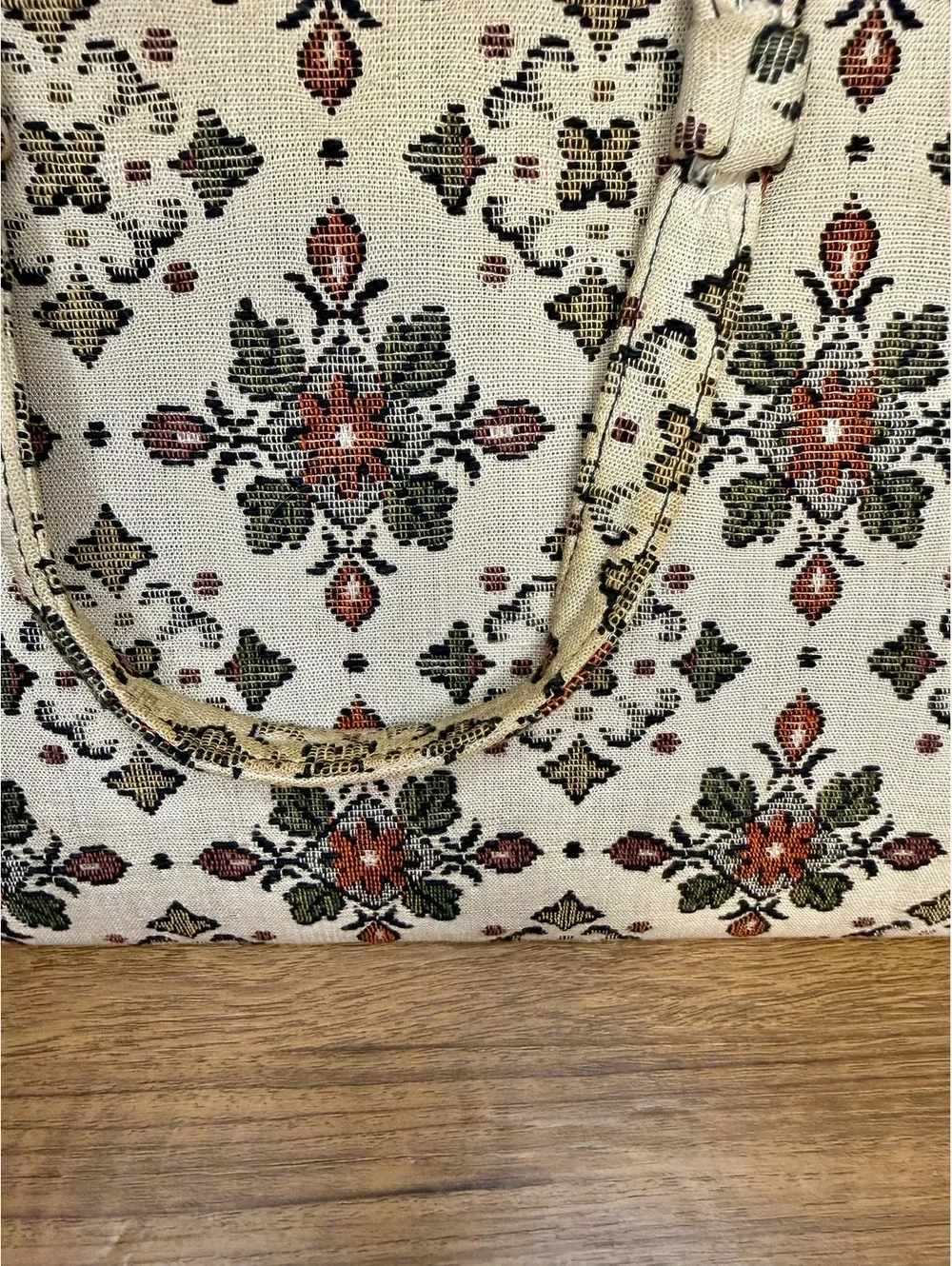 Vintage Floral Tapestry Frame Handbag – Red Velvet & Rhinestone Accents